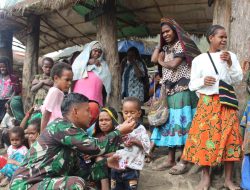 Makan Bubur Kacang Ijo Bersama Masyarakat, Cara Satgas Yonif Mekanis 203/AK Semakin Dekat Dengan Masyarakat Desa Tima
