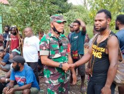 Jaga Situasi Di Wilayah, Babinsa Koramil 1710-02/Timika Laksanakan Pengamanan Sekaligus Komsos