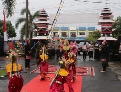 Injakkan Kaki Di Mapolda, Kapolda Bengkulu Disambut Tarian Dan Tabuhan Dol