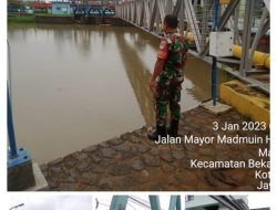 Waspada Banjir, Babinsa Jajaran Kodim 0507/Bekasi Terus Lakukan Pemantauan Ketinggian Air Sungai Dan Pintu Air
