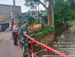 MUSIM PENGHUJAN BABINSA KEL.CIPINANG MELAYU CEK KETINGGIAN ARUS AIR SUNGAI