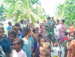 Beri Buku Tulis, Para Babinsa Koramil 1710-07/Mapurujaya Motivasi Semangat Belajar Anak-Anak