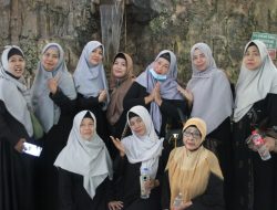 MT.Al Hikmah Penggilingan Pimpinan Hj.Sayati Lakukan Wisata Ziarah