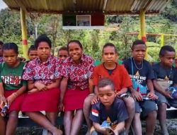 Kreatifitas Menuju Papua Cerdas! Satgas Yonif R 321/GT Dirikan Pondok Pintar, Tumbuhkan Anak Papua Semangat Belajar