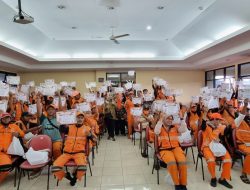 Yorrys Raweyai dan Fahira Idris Berikan Piagam Penghargaan untuk Petugas PPSU, Satpol PP dan PJLP