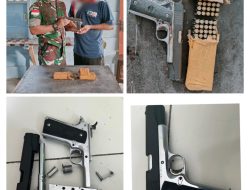 Dansatgas Yonarhanud 3/YBY Terima Penyerahan Senpi Standar Jenis Armcor Dari Warga