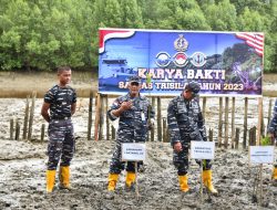 Lantamal XII Bersama Satgas Operasi Trisila 2023 Tanam Mangrove di Desa Sungai Bakau Besar Laut