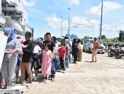 Masyarakat Kalimantan Barat Antusias Berswafoto di Kapal Perang Republik Indonesia