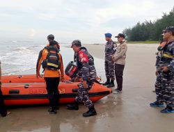 Tim Reaksi Cepat TNI AL Lanal Bengkulu Laksanakan SAR Terhadap Warga Palembang Yang Tenggelam Di Pantai Panjang Bengkulu