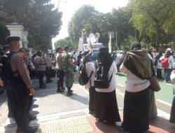 TNI Bersama Polri Turun dengan Damai, Jajaran Koramil 02/SB Kodim 0501/JP TurutAmankan Demo Serikat Pekerja RS Haji