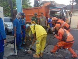 Babinsa Bersama Tiga Pilar Dan Warga Kerja Bakti Bersihkan Saluran Air.