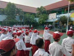 Pupuk Nilai Cinta Tanah Air Sejak Dini, Babinsa Menjadi Irup di Sekolah