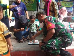 Wujutkan Balita Sehat, Babinsa GSU Koramil 02/SB Kodim 0501/JP Serka Maksudi Dampingi Posyandu.