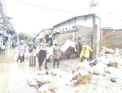 Antisipasi Banjir, Babinsa Bersama PPSU Membersihkan Sampah Yang Terbawa Air Hujan