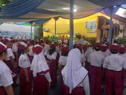 Perkokoh Nilai Nilai Pancasila Babinsa Koramil 04 Gambir/0501 JP Pimpin Upacara Bendera di SDN 01 Petojo Gambir