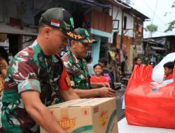Hadir ditengah masyarakat, Kepedulian Jajaran Personel Koramil 02/Sawah Besar melaksanakan Jum’at Berkah.