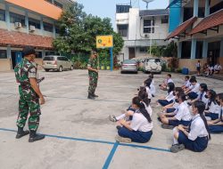 Awali Tahun Ajaran Baru Sekolah, Babinsa 04 Gambir/0501 JP Mantapkan Kedisiplinan Siswa Baru SMP Santa Paulus