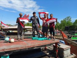 Sambut HUT RI Ke-78, Pos TNI AL Jajaran Lanal Dumai Laksanakan Gerakan Pembagian Bendera Merah Putih