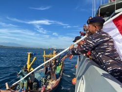Sambut HUT Ke-78 Kemerdekaan RI, Danlanal Beserta Pimpinan TNI-POLRI Lhokseumawe dan Aceh Utara Bagikan Bendera Merah Putih Kepada Nelayan di Laut