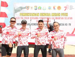 Pembentangan Bendera Merah Putih Oleh TNI-Polri dan Forkopimda Kalsel di Pantai Batakan Baru