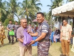 Bersinergi Untuk Lingkungan Pesisir, Lanal Bintan Gelar Bhakti Sosial Bersih Pantai dan Pemberian Bantuan Sosial Kepada Masyarakat Pesisir Dalam Rangka Memeriahkan HUT Ke-78 RI