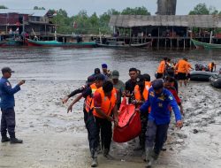 Babinpotmar Bantan Posal Muntai Bersama Tim SAR Evakuasi Jenazah Orang Tenggelam di Laut