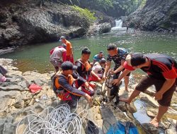 Korban Hanyut Di Sungai Berhasil Ditemukan Penyelam TNI AL Yang Tergabung Dalam Tim Rescue Unit Siaga SAR