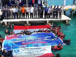 Dari Wilayah Perbatasan, Lanal Tarempa Kibarkan Bendera Merah Putih Di Bawah Laut