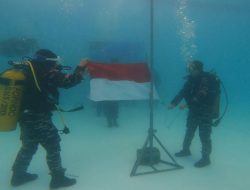 Pangkalan TNI AL Palembang Laksanakan Upacara Pengibaran Bendera Merah Putih Bawah Air