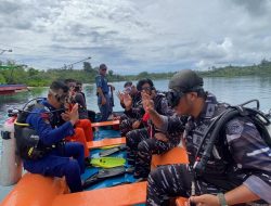 Pangkalan TNI AL Simeulue Beserta Unsur Maritim Kibarkan Bendera Merah Putih Bawah Air di Perairan Pulau Delapan Simeulue