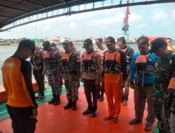 TNI AL Lanal Bengkulu Bantu Pencarian 9 ABK Nelayan Yang Hilang Hanyut Hingga Ditemukan Di Perairan Selolong