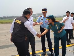 Komandan Lanal Bandung Sambut Kedatangan Menteri Koordinator Bidang Kemaritiman dan Investasi di Bandara Husein Sastranegara