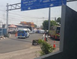 Dikawasan Terminal Tanjung Priok, bus parkir di bahu jalandan mobil pribadi parkir dalam terminal