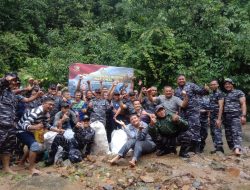 Prajurit Lanal Sibolga dan Masyarakat Tapanuli Tengah Bersihkan Sampah Di Sungai Aek Martolu Desa Rampah