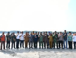 Sambut Hari Jadi Ke-78 TNI Angkatan Laut, Lanal Banjarmasin Gelar Program Kali Bersih Serentak di Kumai