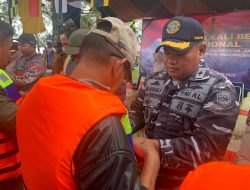 Meriahkan Rangkaian HUT TNI AL, Lanal Simeulue Bersama Pemerintah dan Masyarakat Laksanakan Program Kali Bersih dan Pembagian Jaket Keselamatan Kepada Nelayan