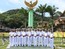 Peringati HUT TNI AL Ke-78, Keluarga Besar Lanal Sibolga Laksanakan Ziarah di TMP Sibolga Untuk Mengenang Jasa Pahlawan