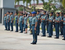 Pasintel Lanal Dumai Pimpin Upacara Penaikan Bendera Merah Putih di Mako Lanal Dumai