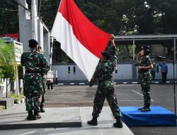 Komandan Lanal Bandung Pimpin Upacara Bendera 17-an