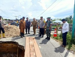 Danlanal Simeulue Bersama Unsur Forkopimda Tinjau Langsung Masyarakat Terdampak Banjir di Kabupaten Aceh Singkil
