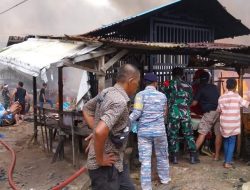 Prajurit Lanal Dumai Sigap Bantu Pemadaman Kebakaran Rumah Warga