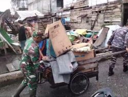 Lanal Dumai Bantu Evakuasi Rumah Warga Pasca Bencana Tanah Longsor di Kuala Enok Kabupaten Inhil Provinsi Riau