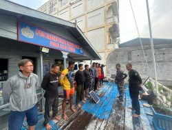 Pos TNI AL Selatpanjang Bersama Tim SAR Gabungan Evakuasi Jenazah ABK TB. Bina Sarana 82