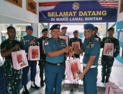 Danlanal Bintan Berikan Bingkisan Jelang Natal 2023 Kepada Prajurit Yang Beragama Nasrani