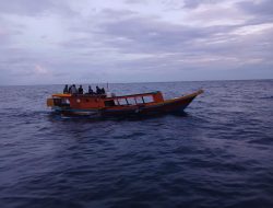 Gerak Cepat, Lanal Simeulue Bantu Evakuasi Nelayan Yang Mengalami Rusak Mesin di Laut