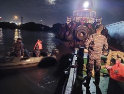 Tim SFQR Lanal Banjarmasin Gerak Cepat Beri Pertolongan Kapal Yang Alami Kebocoran di Sungai Barito