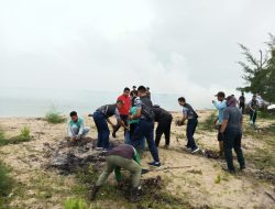 Demi Menjaga Kelestraian Lingkungan Pesisir, Prajurit Lanal Dabo Singkep Laksanakan Aksi Bersih Pantai Todak