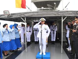 Hormati Pahlawan Di Hari Dharma Samudra, Lanal TBA Laksanakan Upacara Tabur Bunga Diatas KAL Pandang