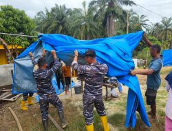 Tanggap Bencana, Pangkalan TNI AL Dumai Dikerahkan Untuk Membantu Warga Terdampak Banjir di Provinsi Riau
