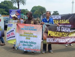 Aksi Simpatik Komunitas Peternak Unggas Nasional Di Patung Kuda Kembali Di Warnai Bagi Bagi Ayam Hidup